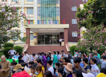 Các tổ chức từ thiện tặng quà cho những bệnh nhân có hoàn cảnh khó khăn đang điều trị tại Bệnh viện Phạm Ngọc Thạch