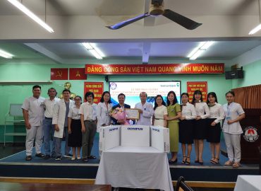 VIETCOMBANK TRAO TẶNG 3 ỐNG NỘI SOI 5MM VÀ DỤNG CỤ Y TẾ TRỊ GIÁ TƯƠNG ĐƯƠNG 2 TỶ ĐỒNG CHO BỆNH VIỆN PHẠM NGỌC THẠCH