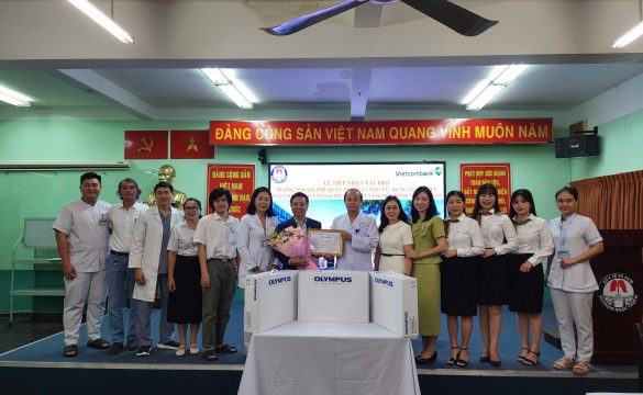 VIETCOMBANK TRAO TẶNG 3 ỐNG NỘI SOI 5MM VÀ DỤNG CỤ Y TẾ TRỊ GIÁ TƯƠNG ĐƯƠNG 2 TỶ ĐỒNG CHO BỆNH VIỆN PHẠM NGỌC THẠCH